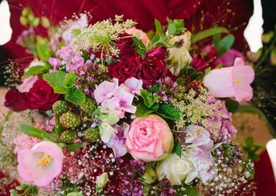 Wild-romantisch: Rosen, Marienglockenblumen, Brombeeren und Kräuter