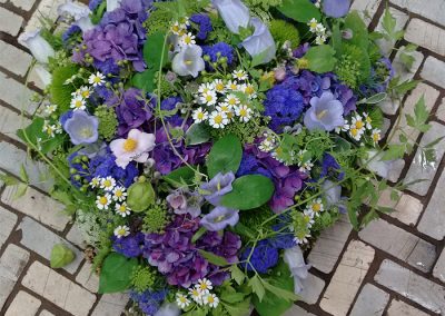 Sommerliches Herz mit Glockenblumen, Hortensien, Ageratum, Kamille und Wilder Möhre